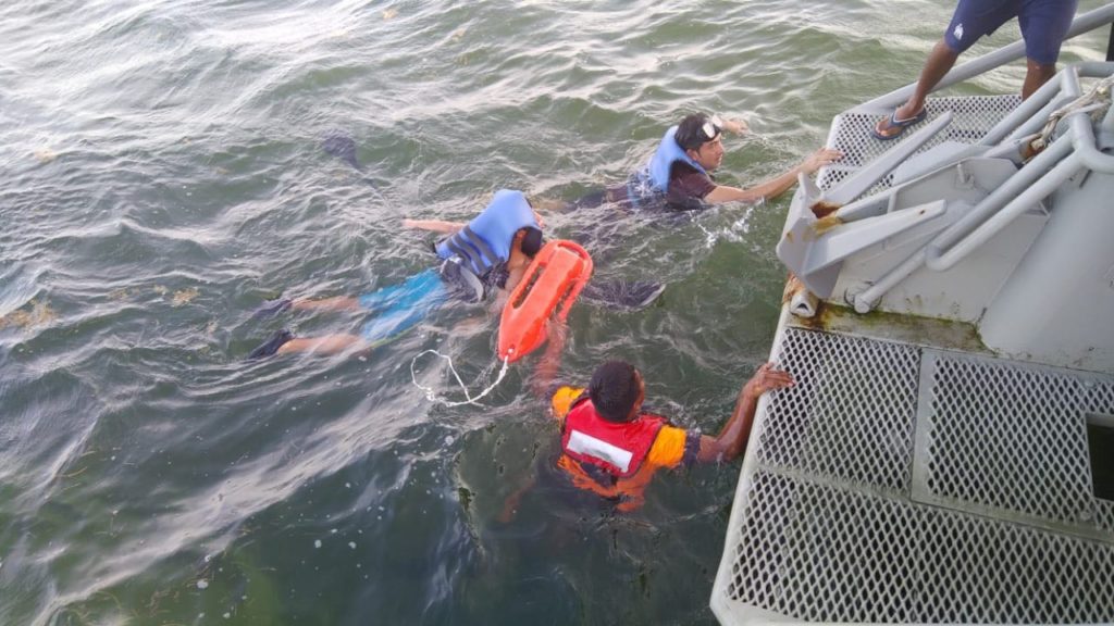 PERSONAL DE LA ARMADA DE MÉXICO RESCATA A DOS PERSONAS EN MAHAHUAL