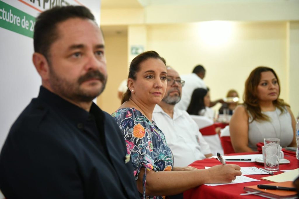 CORREN A REPORTEROS EN CÓNCLAVE DEL PRI