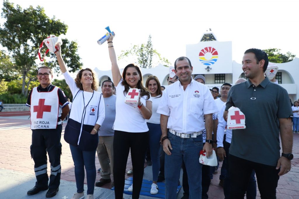 INVITA MARA A DONAR A LA CRUZ ROJA