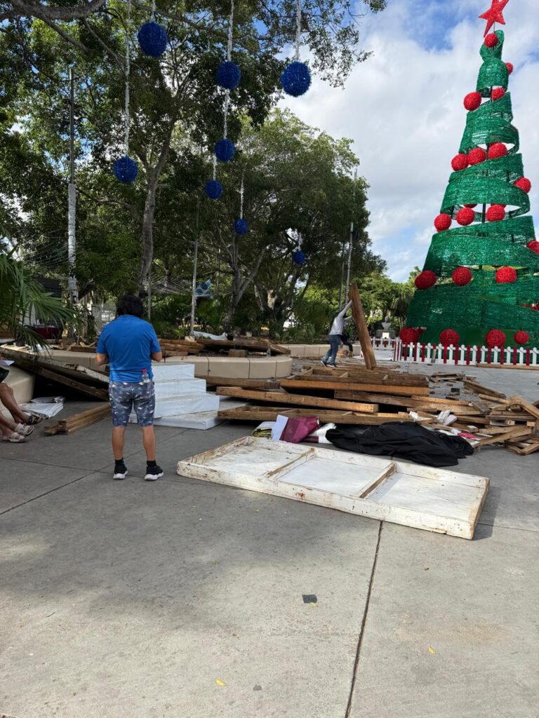 COMIENZA EL RETIRO DE LOS ADORNOS NAVIDEÑOS EN PLAZA DE LA REFORMA