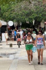 MÁS TURISMO, PERO CON MENOS PODER ADQUISITIVO, RECONOCE ACLUVAQ