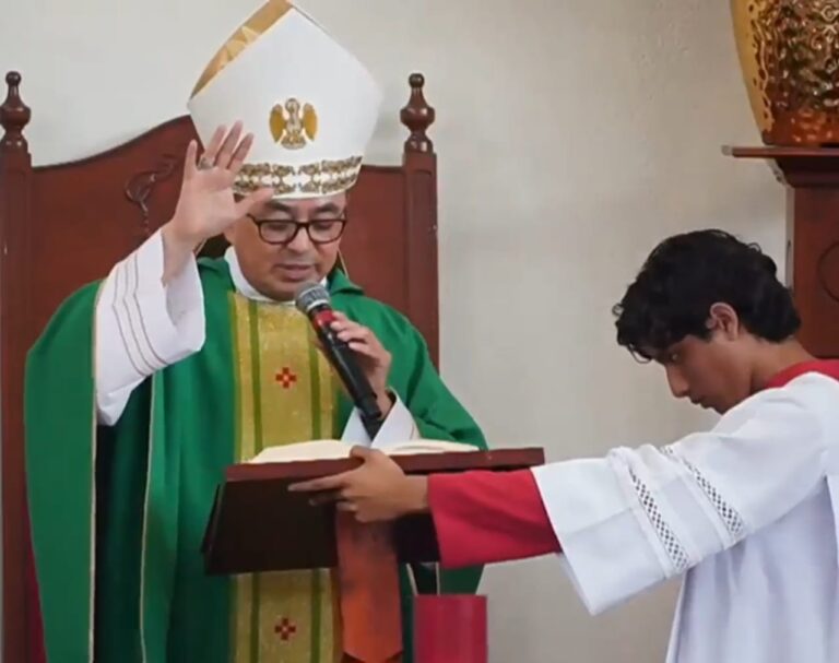 Son iguales padres y madres para la Iglesia: obispo Salvador González