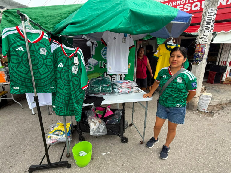 Llega a los tianguis la fiebre del balompié