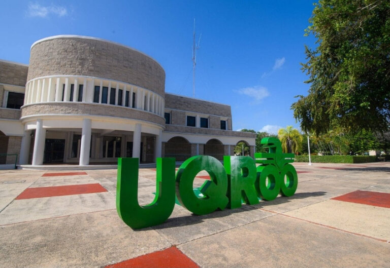 Rechazan estudiantes de la Uqroo intento de inscripción semestral