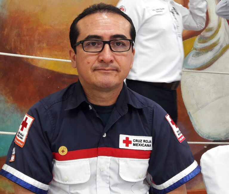 Llama Cruz Roja a revisar auto antes de salir y a no manejar cansado