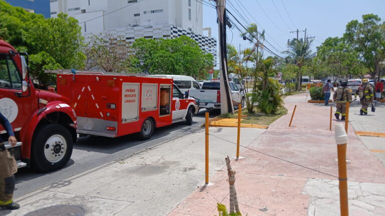 Controlan conato de incendio en oficinas del SAT Cancún; evacúan a más de 300