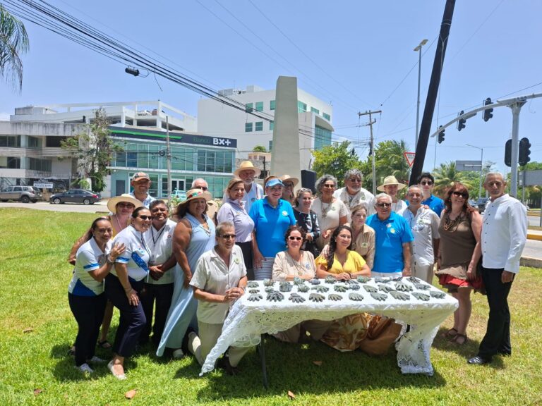 Celebran su día Fundadores de Cancún; entierran cápsula del tiempo