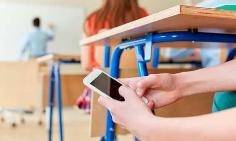 Buscan padres retomar restricción de uso de celulares en las aulas