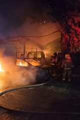 Incendio consume cuatro vehículos en taller mecánico de la SM 76