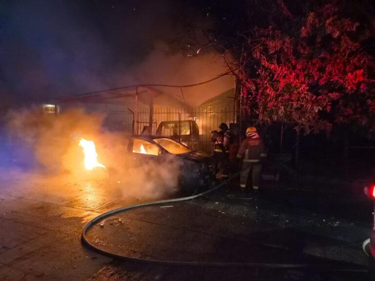 Incendio consume cuatro vehículos en taller mecánico de la SM 76