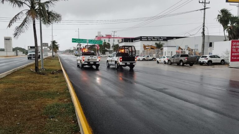 Refuerzan operativos viales en Cancún por lluvias