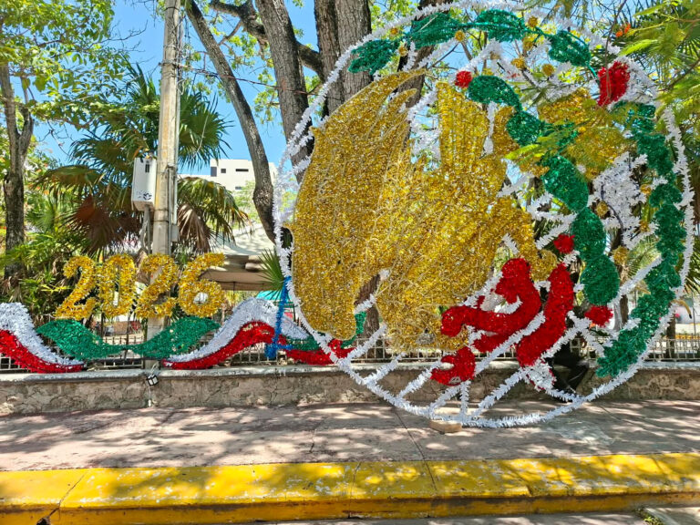 Resanan fachada del palacio municipal por fiestas patrias; alistan adornos