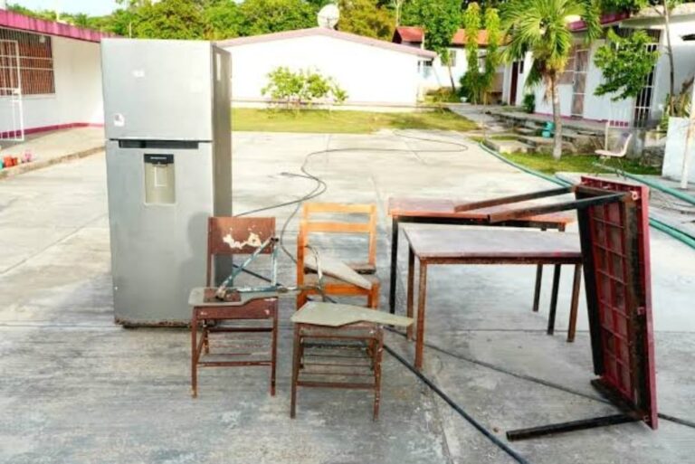 Retira SEQ mobiliario dañado; sigue fumigación de planteles en Cancún
