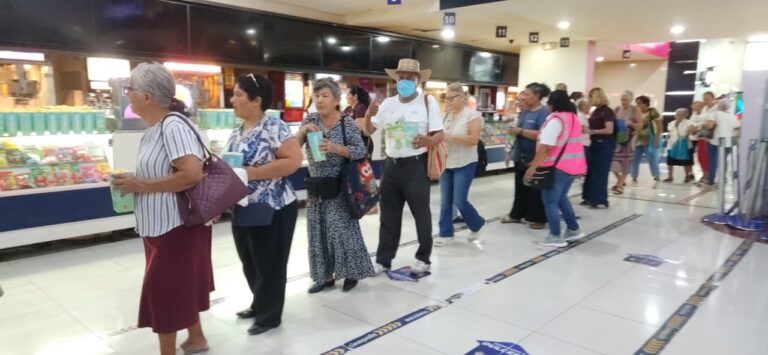 Cine y convivencia: 150 adultos mayores disfrutan con el Abuelotón