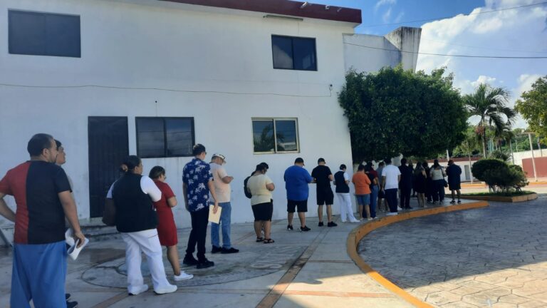 Votan empleados de base del IMSS aumento salarial; excluyen a jubilados