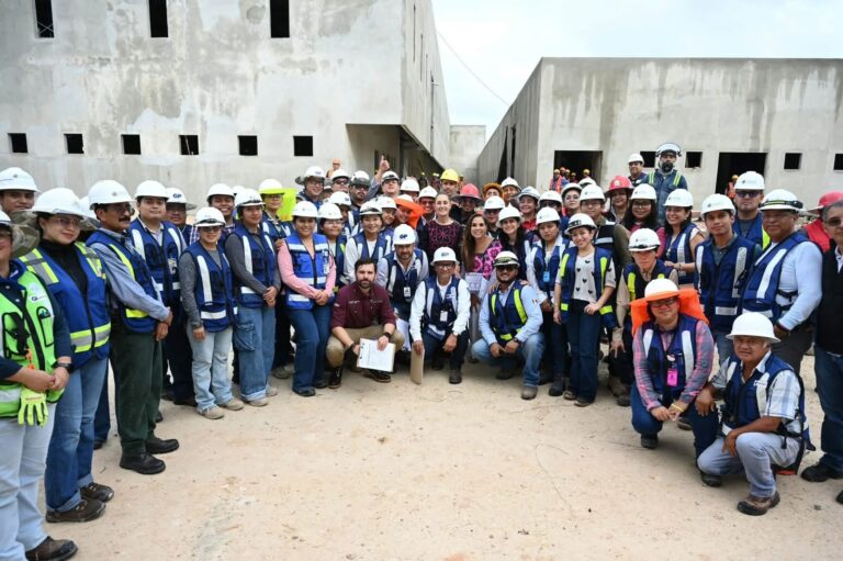 Revisa Sheinbaum hospitales y obras médicas durante gira en Chetumal