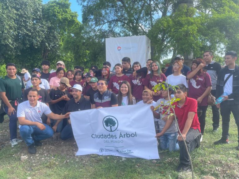 Siembran estudiantes de Conalep y jóvenes 120 árboles más en Cancún