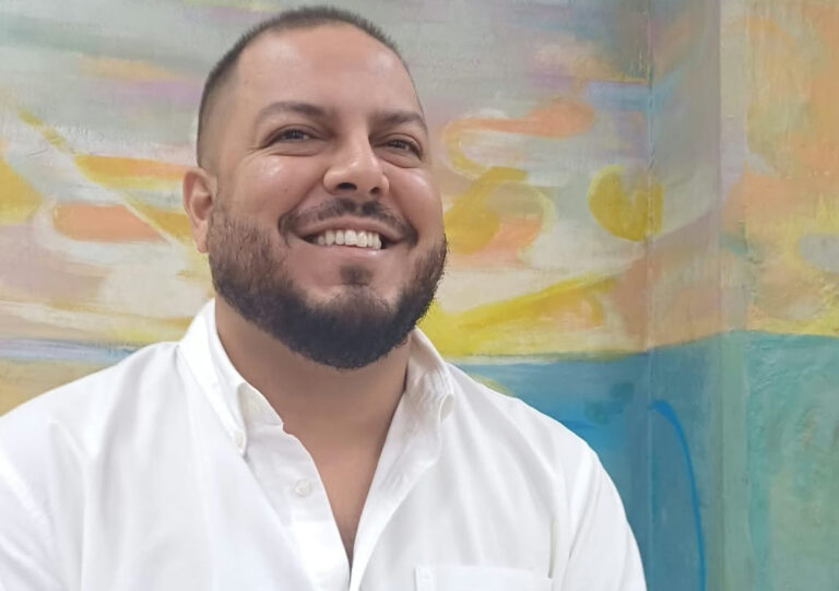 Se pintan de rosa mexicano locales abandonados en avenida Yaxchilán