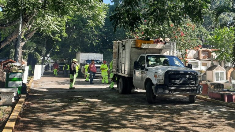 Refuerzan limpieza y fumigación en panteones por el “Día de Muertos”
